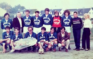 Louis et Eliane Passelande (café des sports) ont sponsorisé l'équipe de foot des Séniors B de L'USL en 1983. Voici la photo de l'équipe le jour de la remise des maillots...Belle brochette...!!! Debout: - X - Louis Passelande - Philippe Baudet - Jean Pairin - Yvan Bessonnet - Jacky Rocu - Philippe Vaillant - Guy Sigoignet (Pdt) - Eliane Passelande. Accroupis: - Marcel Bessonnet - Alain Lefeuvre - Serge Lévêque - X - Gilles Fraslin et Michel Guérin.